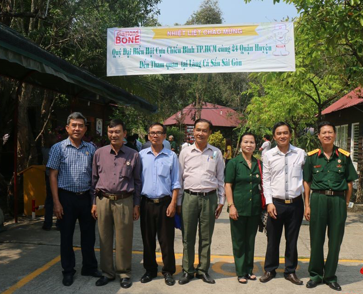 Đại biểu hội cựu chiến binh TPHCM, quận 2 đến thăm Làng Cá Sấu Sài Gòn