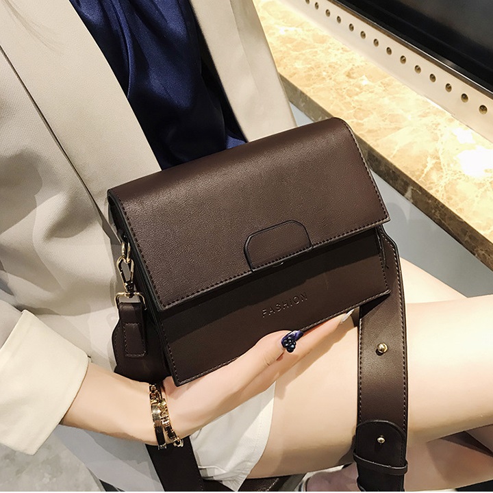 Túi dáng hộp với dây đeo bản to